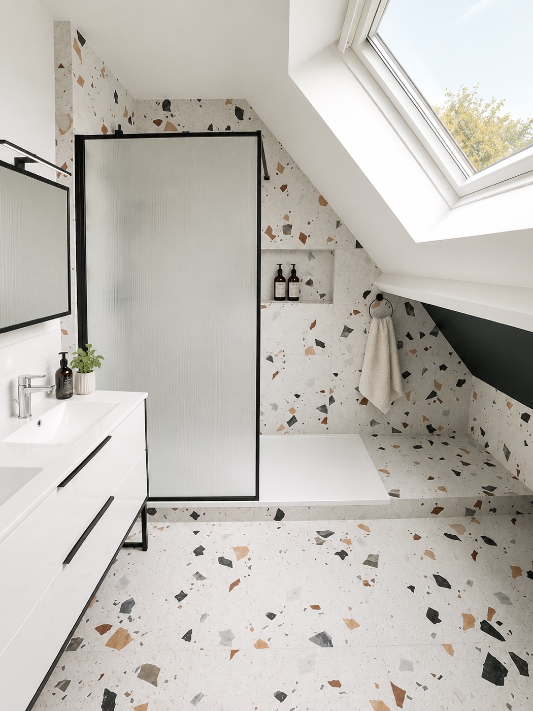Salle de bain sous combles en terrazzo